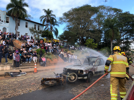 Conscientização no Maio Amarelo: bombeiros de Guanhães promovem simulação de acidentes
