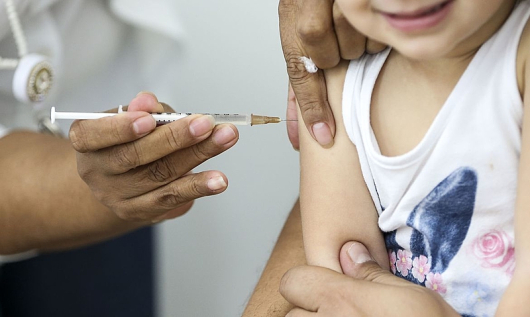 Senado aprova Programa Nacional de Vacinação em Escolas Públicas para impulsionar cobertura vacinal infantil.