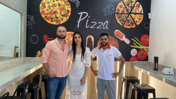 Clientes são surpreendidos com fatias de pizza gratuitas para degustação na grande inauguração da Supreme Pizzaria