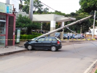 GUANHÃES: Veículo bate em poste após condutor dormir ao volante