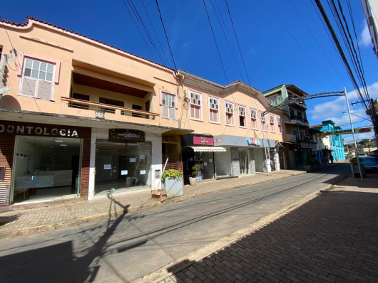 Lojistas desocupam estabelecimentos comerciais às pressas em Guanhães